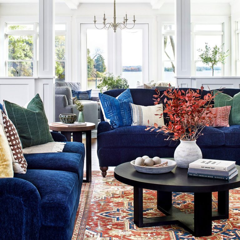 vibrant-navy-sofas-round-black-coffee-table-E1xtKbIEKsO9KnbvVhaKjO-7083c96811ba409ebbcf55111e9d734b