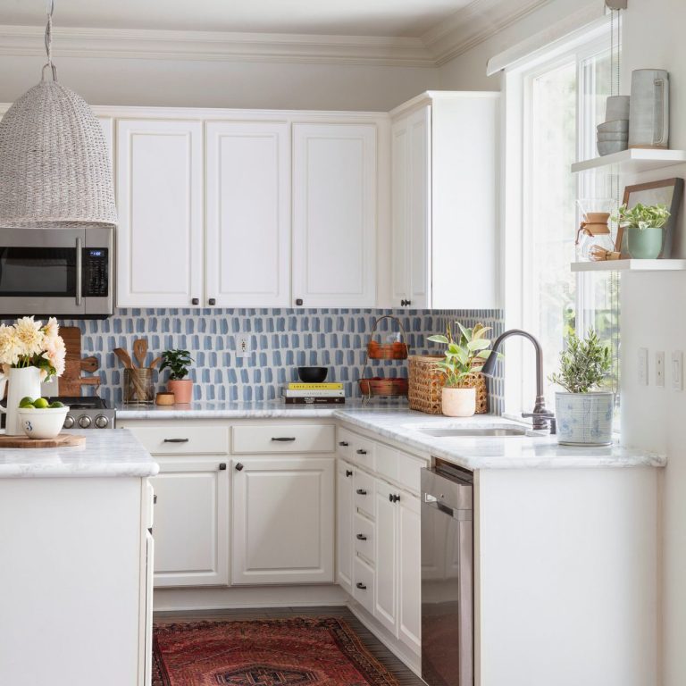 white-kitchen-blue-wallpaper-graphic-backsplash-4XDuFEyh4Uf97_3Wylvsu9-234fd167248a4e3aa969a988dd6e6