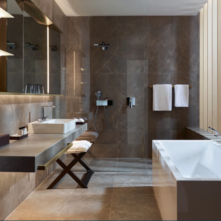 metropol-bathtub-mixer_noble-elegant-bathroom_bathroom-ambiance_4x3