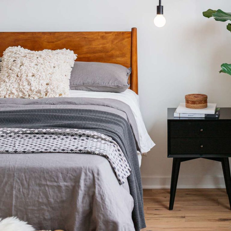 midcentury-modern-bedroom-ideas-4142250-hero-17689bc9a1ee4768adc565aa1b612aca