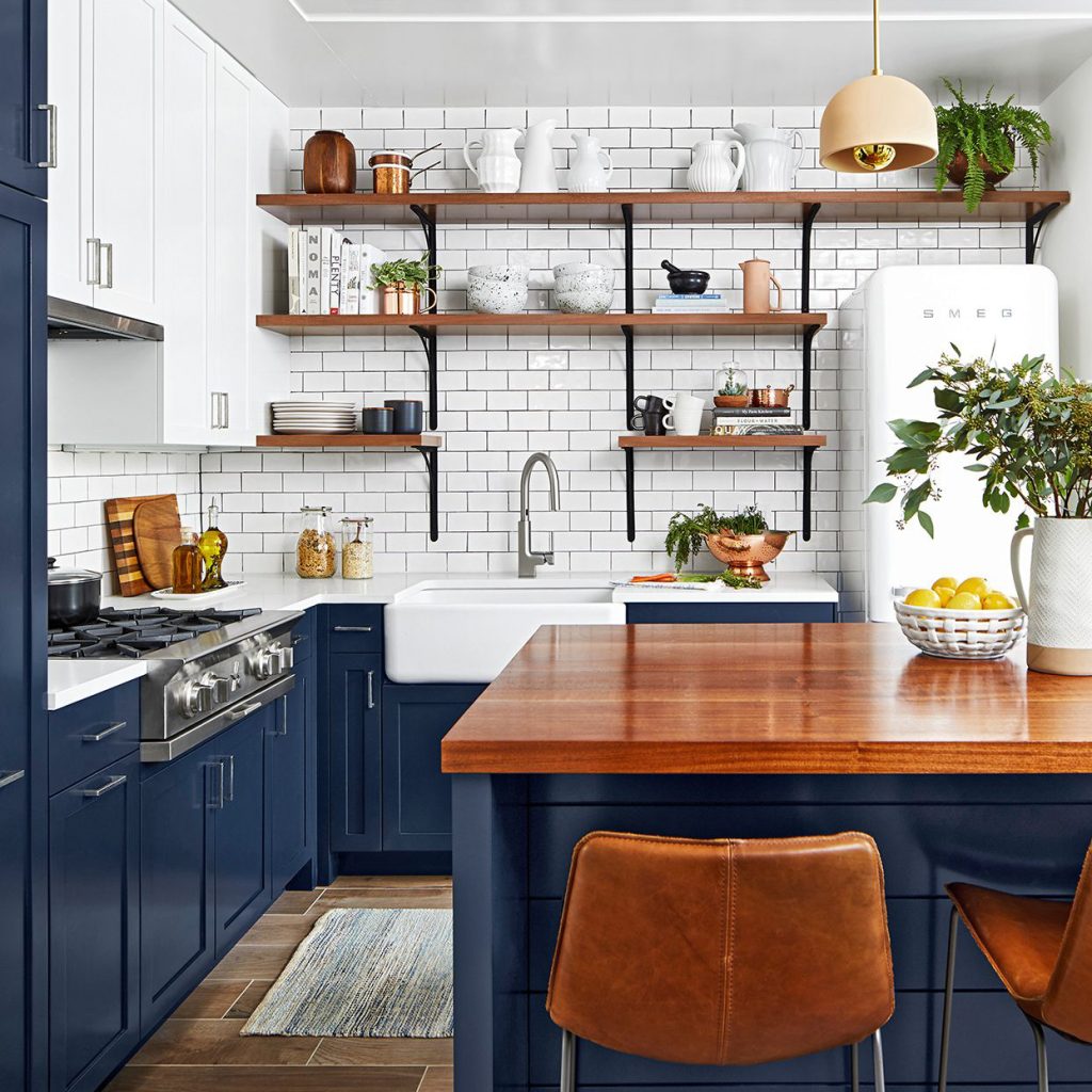 navy-blue-kitchen-wood-tones-shelves-EjGnNUqGKEIBTmNFbwDJCN-819441c3e9c24293b66376334595534e