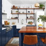 navy-blue-kitchen-wood-tones-shelves-EjGnNUqGKEIBTmNFbwDJCN-819441c3e9c24293b66376334595534e