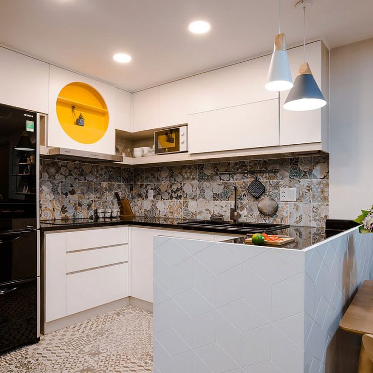 Chic-pendants-coupled-with-recessed-lights-in-the-small-kitchen