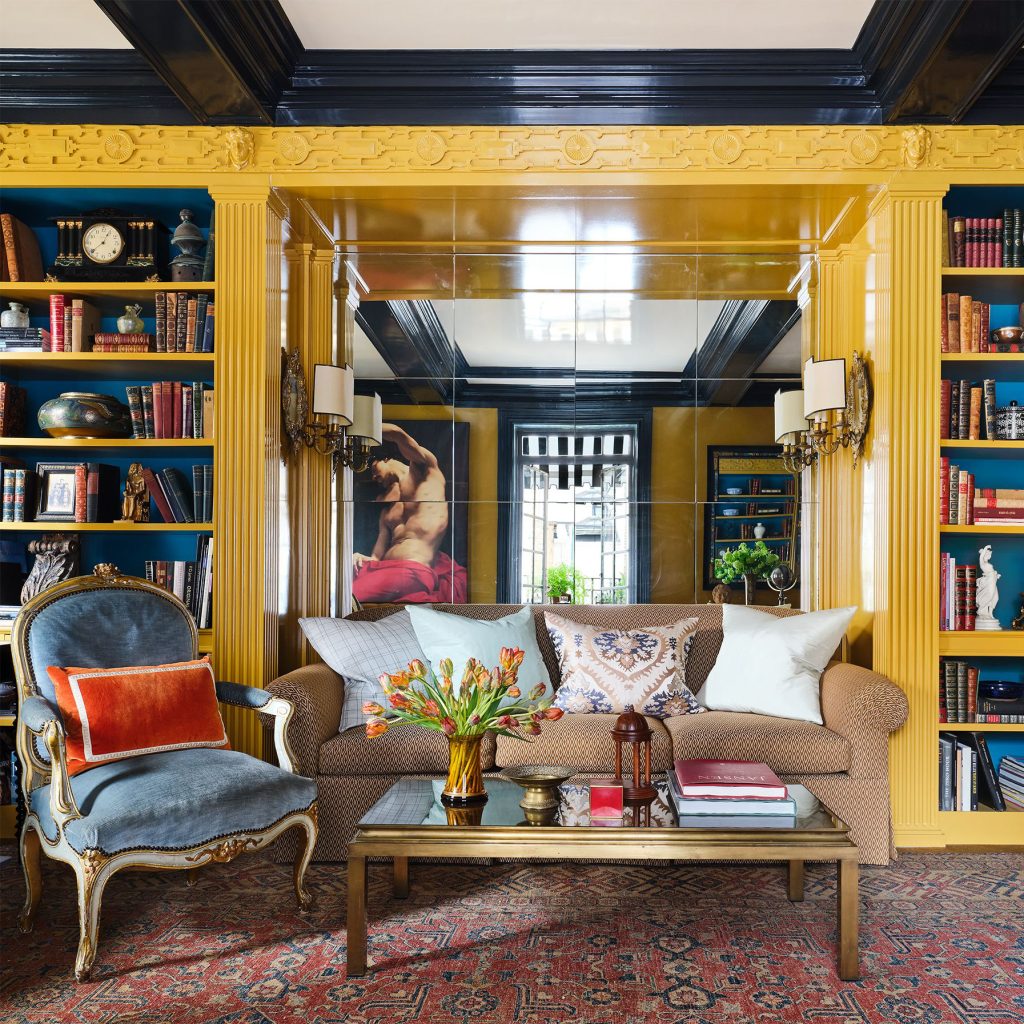garrow-kedigian-manhattan-carlyle-apartment-tour-living-room-bookshelves-1650481008